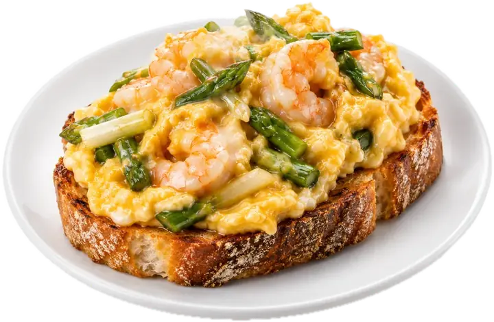 Revuelto cremoso de gambas y ajetes sobre pan tostado